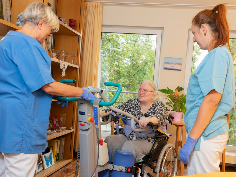 Bewohnerin an Übungsgerät - Unterstützung von Pflegekräften - Immanuel Seniorenzentrum Schöneberg Bewohnerin an Übungsgerät - Unterstützung von Pflegekräften - Immanuel Seniorenzentrum Schöneberg