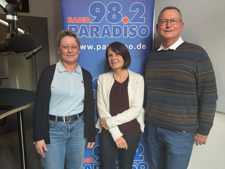 Nicole Oerder, Julia Nogli und Ralf Schäfer vor einem Aufsteller von Radio Paradiso - Immanuel Seniorenzentrum Schöneberg - Lebensort Vielefalt Nicole Oerder, Julia Nogli und Ralf Schäfer vor einem Aufsteller von Radio Paradiso - Immanuel Seniorenzentrum Schöneberg - Lebensort Vielefalt