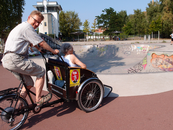 Bewohnerin in Rikscha unterwegs in Schöneberg - Immanuel Seniorenzentrum Schöneberg Bewohnerin in Rikscha unterwegs in Schöneberg - Immanuel Seniorenzentrum Schöneberg